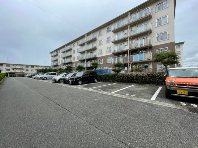 東垂水(3)1号棟の駐車場