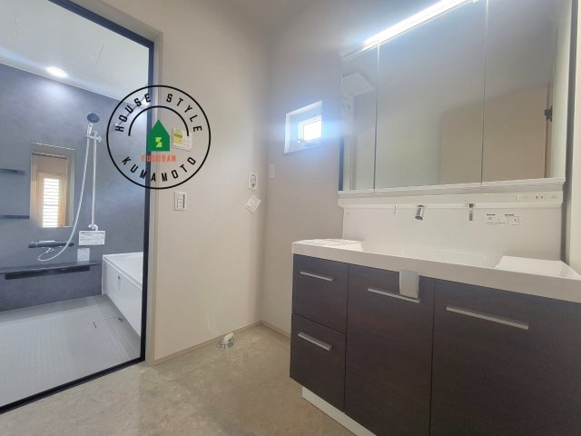 熊本市南区南高江6丁目第1-1棟（1号棟）の脱衣所|ゆとりの洗面スペースで朝の身支度もスムーズに。暮らしを快適に変えるシャワー付洗面台です！