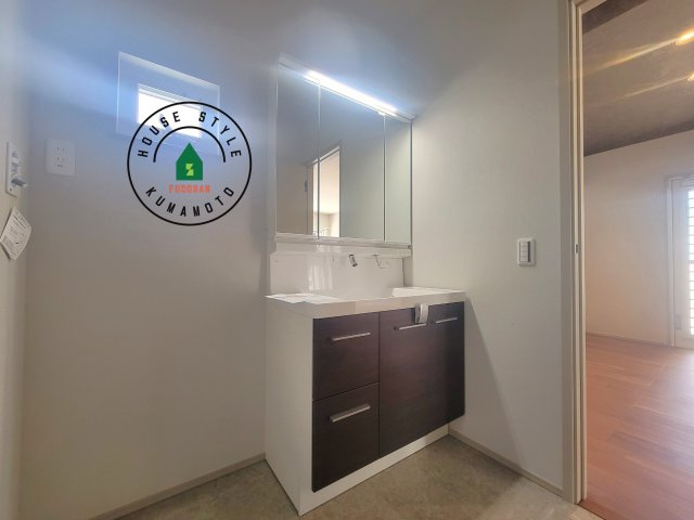 熊本市南区南高江6丁目第1-1棟（1号棟）の独立洗面台|毎日使うものだから清潔な空間を保ちたい水回り。洗面にはそんな願いを解消させてくれる収納アイデアが満載です。三面鏡の裏側にはキャビネットが現れ小物から背の高い物まで収納できます。