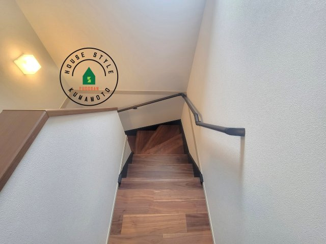 熊本市南区南高江6丁目第1-1棟（1号棟）の内装|＜手すり付階段＞手すりがないと階段の昇り降りで危険なことはもちろん、壁に手をつきながら歩くことで壁紙が汚れやすくなります。すべての方に快適に昇り降りしていただくため、手すりを設置しました。