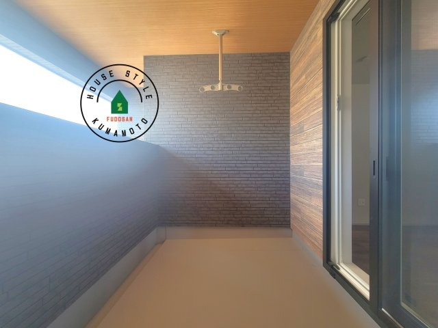 熊本市南区南高江6丁目第1-1棟（1号棟）のバルコニー|風をしっかりと感じられるバルコニーでは、毎日が洗濯日和です。広々としているので洗濯も楽しくなるでしょうし、気分転換にバルコニーからの眺めを楽しむのもいいでしょう。