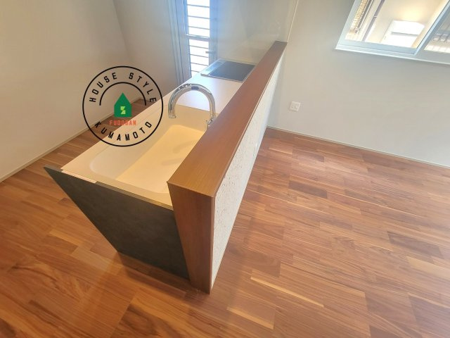 熊本市南区南高江6丁目第1-1棟（1号棟）のダイニング|キッチンから立ち込める香りが今日の料理を期待させます。