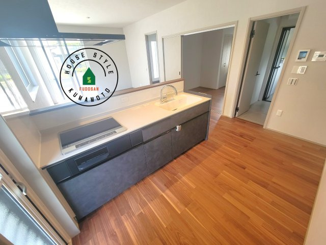 熊本市南区南高江6丁目第1-1棟（1号棟）のキッチン|ダイニングテーブルへの配膳がラクラク、お料理はかどるカウンター付きシステムキッチン！
