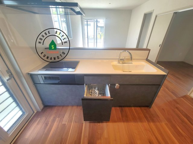 熊本市南区南高江6丁目第1-1棟（1号棟）のキッチン|ご家族を近くに感じられる対面キッチンのLDK。会話もはずみそうですね。