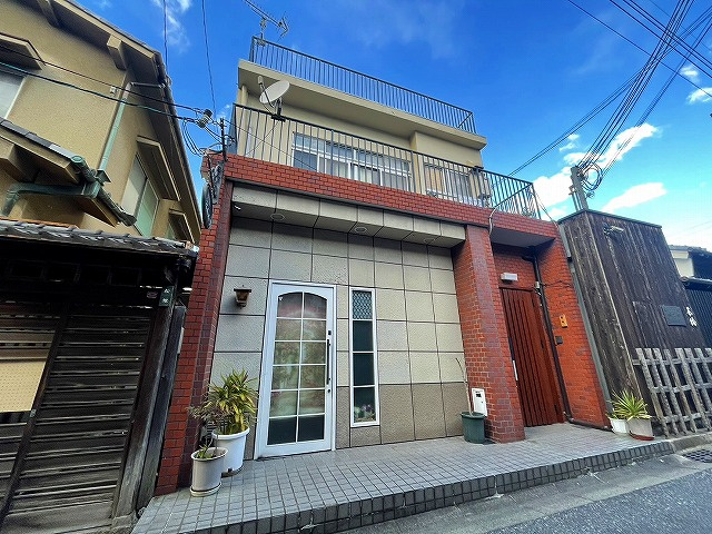 植畑ビルの外観