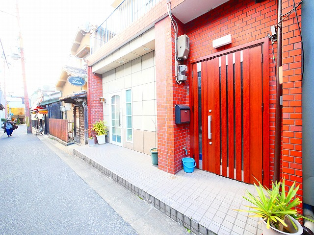 植畑ビルの外観