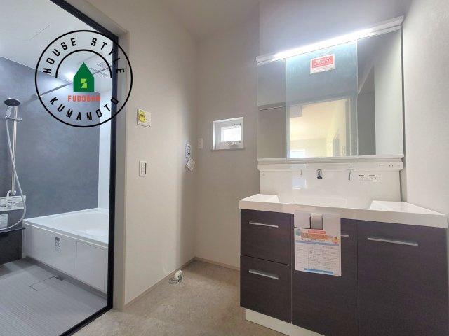 上益城郡御船町陣第1-1棟（1号棟）の脱衣所|ゆとりの洗面スペースで朝の身支度もスムーズに。暮らしを快適に変えるシャワー付洗面台です！