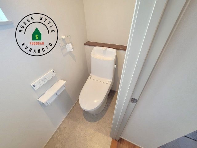 上益城郡御船町陣第1-1棟（1号棟）のトイレ|温水洗浄便座を完備しております。2ヶ所にトイレがあるのは朝の慌ただしい時間も安心です。