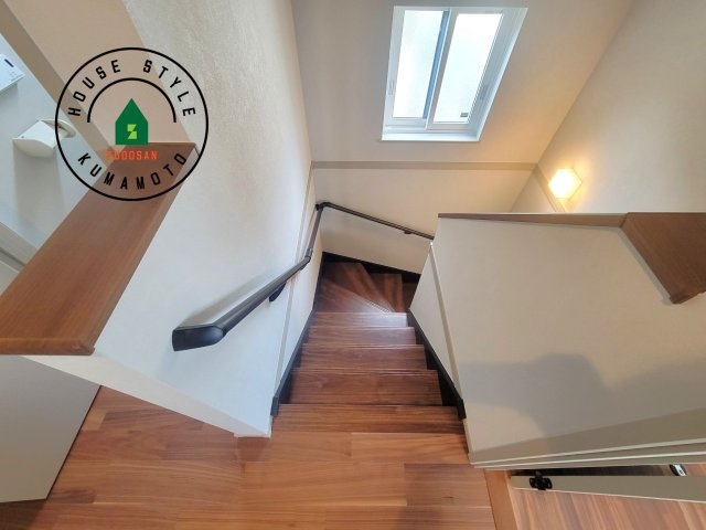 上益城郡御船町陣第1-1棟（1号棟）の内装|＜手すり付階段＞手すりがないと階段の昇り降りで危険なことはもちろん、壁に手をつきながら歩くことで壁紙が汚れやすくなります。すべての方に快適に昇り降りしていただくため、手すりを設置しました。