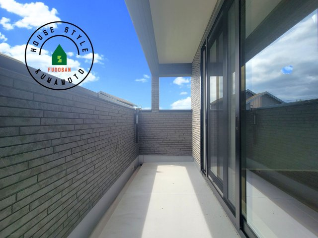 上益城郡御船町陣第1-1棟（1号棟）のバルコニー|風をしっかりと感じられるバルコニーでは、毎日が洗濯日和です。広々としているので洗濯も楽しくなるでしょうし、気分転換にバルコニーからの眺めを楽しむのもいいでしょう。