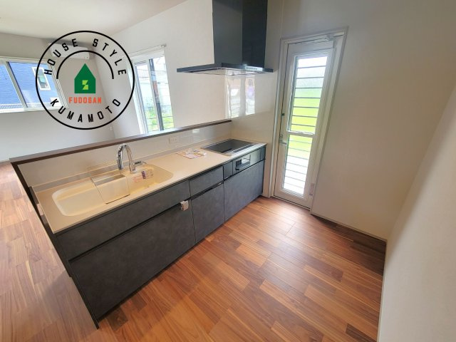 上益城郡御船町陣第1-1棟（1号棟）のキッチン|ダイニングテーブルへの配膳がラクラク、お料理はかどるカウンター付きシステムキッチン！