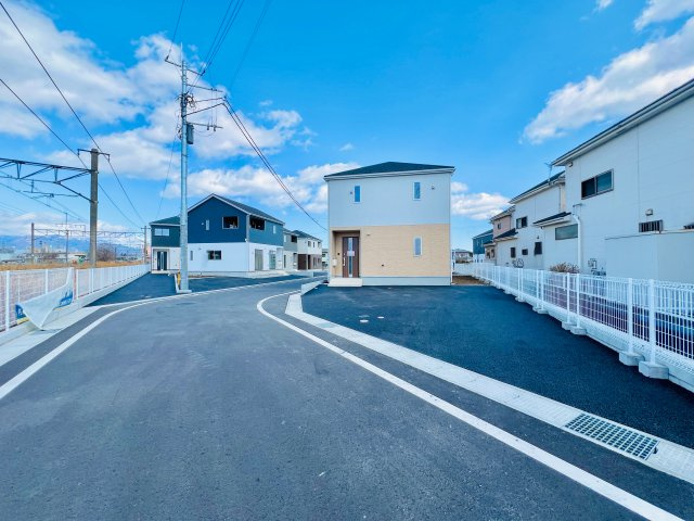 前橋市江田町の前面道路含む現地写真|間口も広く駐車が苦手な方にもおススメ♪