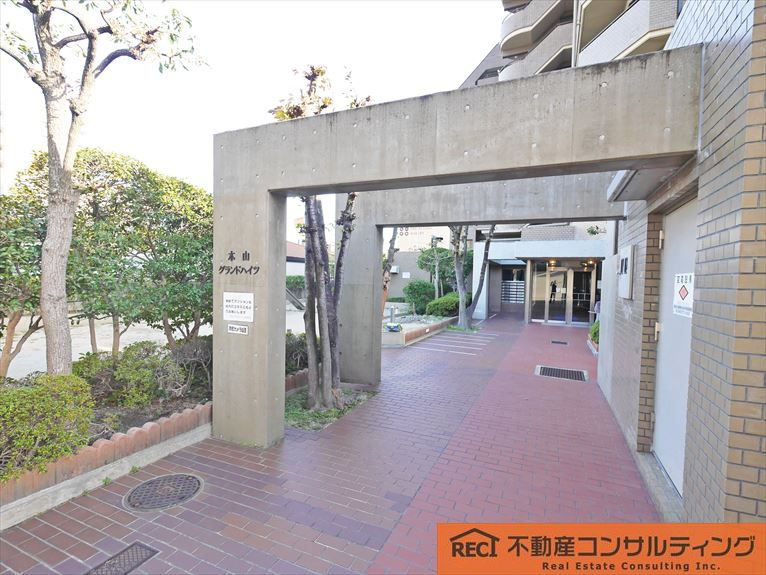 本山グランドハイツのエントランス