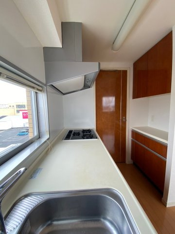 サンクレイドル水戸リアマーレのキッチン|棚もあり、キッチン下にも収納あります。食器洗浄乾燥機、浄水器付き水栓、キッチンディスポンサー付き！