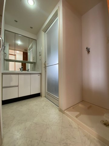 サンクレイドル水戸リアマーレの洗面所|コンパクトで使いやすい洗面所。鏡も開けると収納になっています。