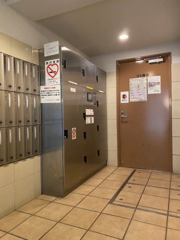 サンクレイドル水戸リアマーレの設備|エントランス脇に宅配ボックスあり。