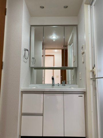 サンクレイドル水戸リアマーレの独立洗面台|鏡をあけると、収納スペースがあります。