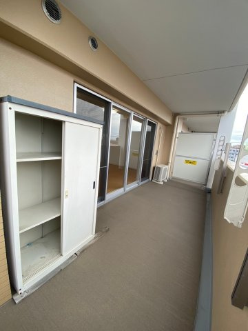 サンクレイドル水戸リアマーレのバルコニー|陽当たり良好な広々としたバルコニーです。倉庫も付いています！