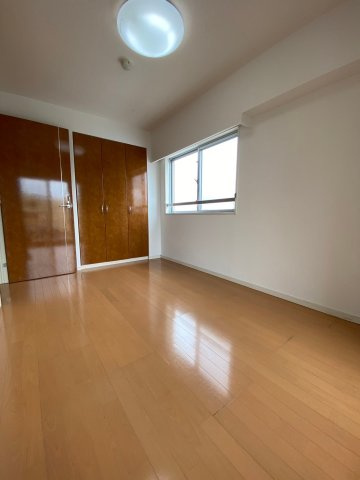 サンクレイドル水戸リアマーレの洋室|6帖の洋室。クローゼット付きです。