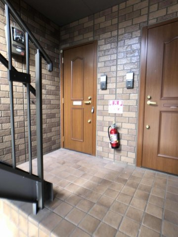 御所市大字元町のアパートのエントランス