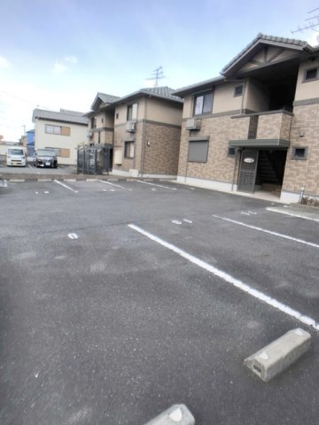 御所市大字元町のアパートの駐車場