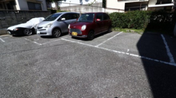 フルール須磨の駐車場