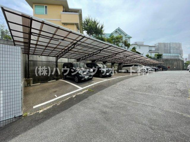 ガーデンハイツ桃山台2番館の駐車場