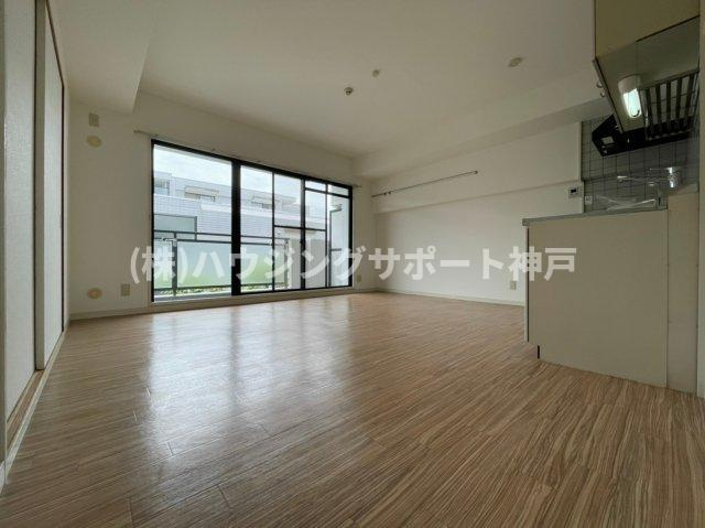 ガーデンハイツ桃山台2番館の居間・リビング