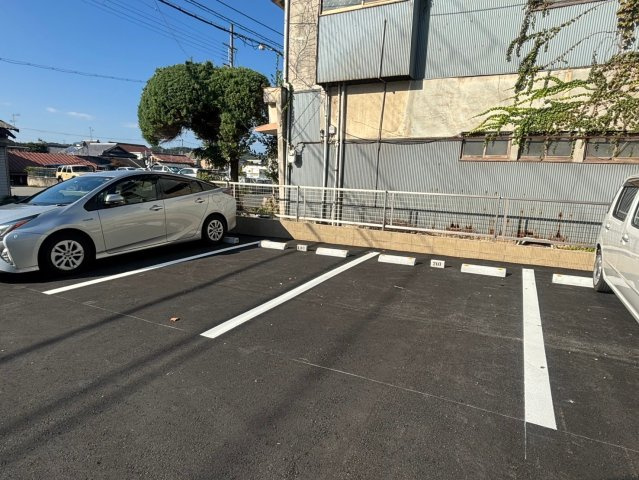 カプラン芝町の駐車場
