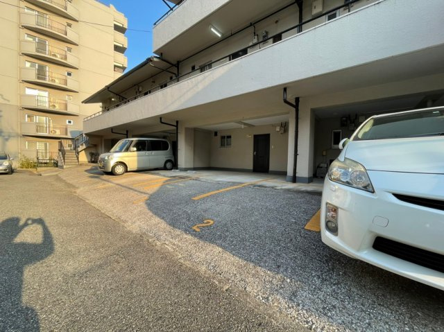 シャトー朝霧の駐車場