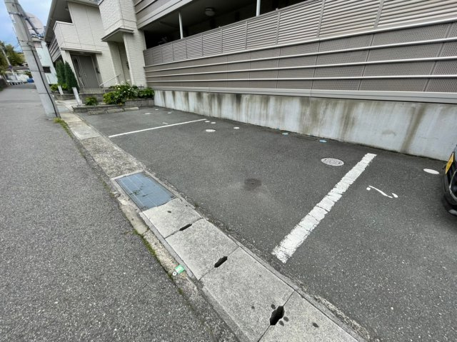 プランドール中道の駐車場