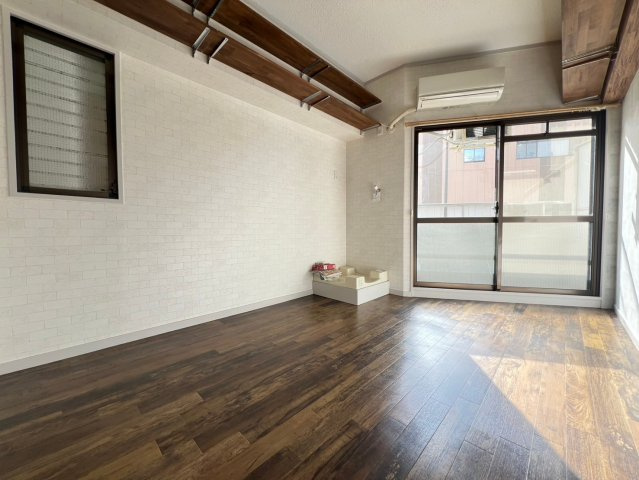 サングレイス西新町の居間・リビング