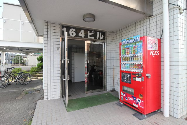 164ビルのエントランス
