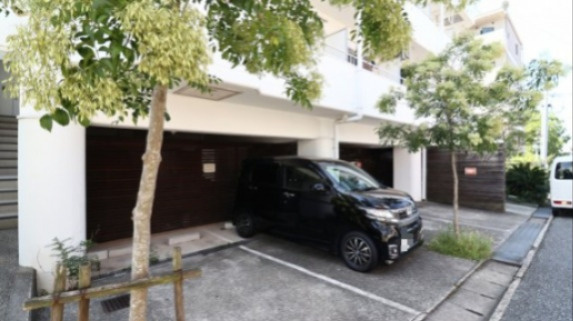 パラディッソコートの駐車場
