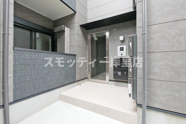 クラウンプライドⅢのエントランス|落ち着いたエントランスです