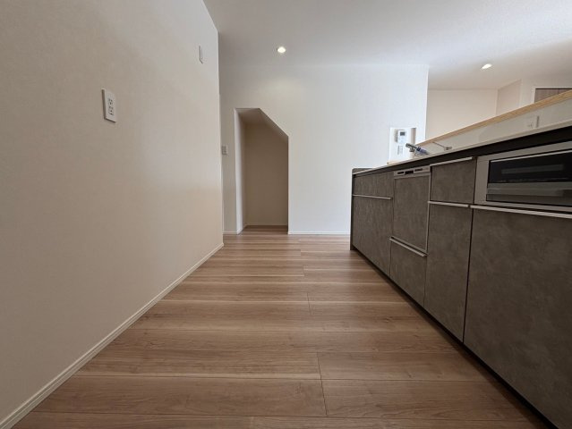 【収納】 | 西しょうぶだに台C棟　MINIMA | 階段下収納がキッチンの横にあります。