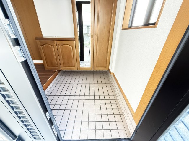 前里貸家の玄関