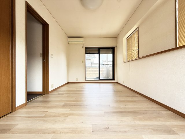 前里貸家の洋室