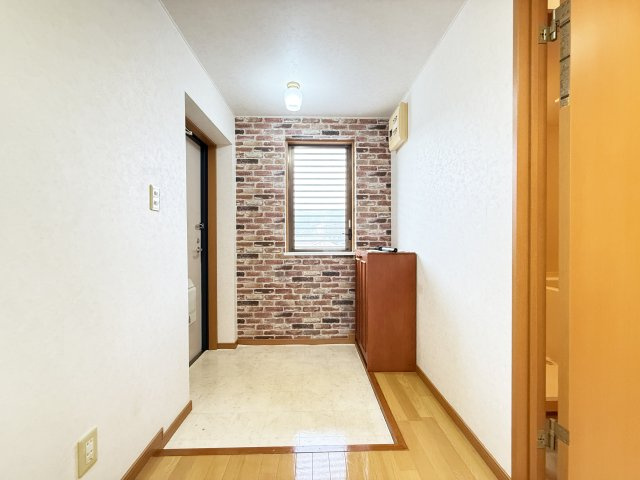 前里貸家の玄関