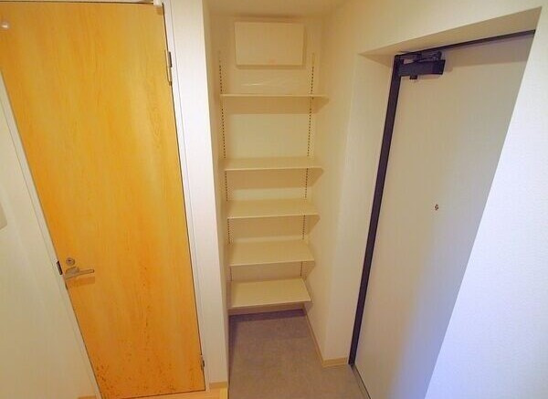 レジデンスグリシナの玄関