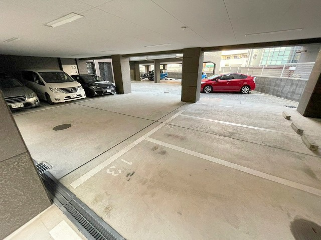 ワイズフィールドの駐車場