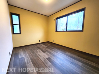 【洋室】 | 川西市清和台東２丁目中古戸建　駐車４台可能 | ２階洋室6帖です♪ポップなクロスです！！