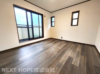 【洋室】 | 川西市清和台東２丁目中古戸建　駐車４台可能 | ２階洋室7帖です♪バルコニオーに面した明るく開放的な室内です！