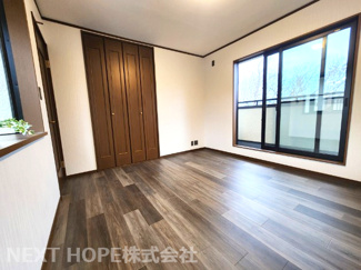 【洋室】 | 川西市清和台東２丁目中古戸建　駐車４台可能 | ２階洋室7帖です♪バルコニオーに面した明るく開放的な室内です！