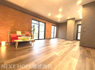 【居間・リビング】 | 川西市清和台東２丁目中古戸建　駐車４台可能 | LDKは約15.7帖です♪室内は令和７年２月リフォーム完成です！お待たせ無しで即ご入居していただけます！ぜひ素敵な室内を現地でご確認ください！