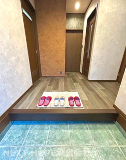 【玄関】 | 川西市清和台東２丁目中古戸建　駐車４台可能 | スッキリとした玄関です♪いつでもご覧いただけます！お気軽にネクストホープ不動産販売までお問い合わせを！！