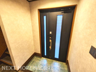 【玄関】 | 川西市清和台東２丁目中古戸建　駐車４台可能 | 玄関ドアは親子扉です！大きな家具の搬入もできます！１