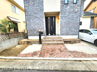 【玄関】 | 川西市清和台東２丁目中古戸建　駐車４台可能 | お洒落な玄関前です♪