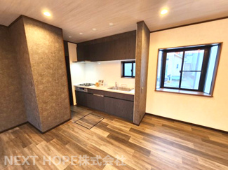 【キッチン】 | 川西市清和台東２丁目中古戸建　駐車４台可能 | 新品のシステムキッチンです♪シンク前には小窓も有り、明るく快適です！食器洗い乾燥機付きで食後の後片付けはお任せですね(^^)キッチン足元には床下収納もございます！