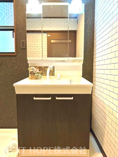 【独立洗面台】 | 川西市清和台東２丁目中古戸建　駐車４台可能 | 洗面化粧台です♪シャワー水栓で使い勝手も良いです！鏡は三面鏡になっております！